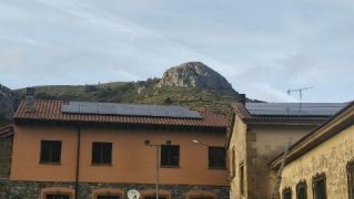 El Ayuntamiento extiende las placas solares por sus inmuebles municipales para abaratar el coste del alumbrado. AYTO. MARAÑA (2)