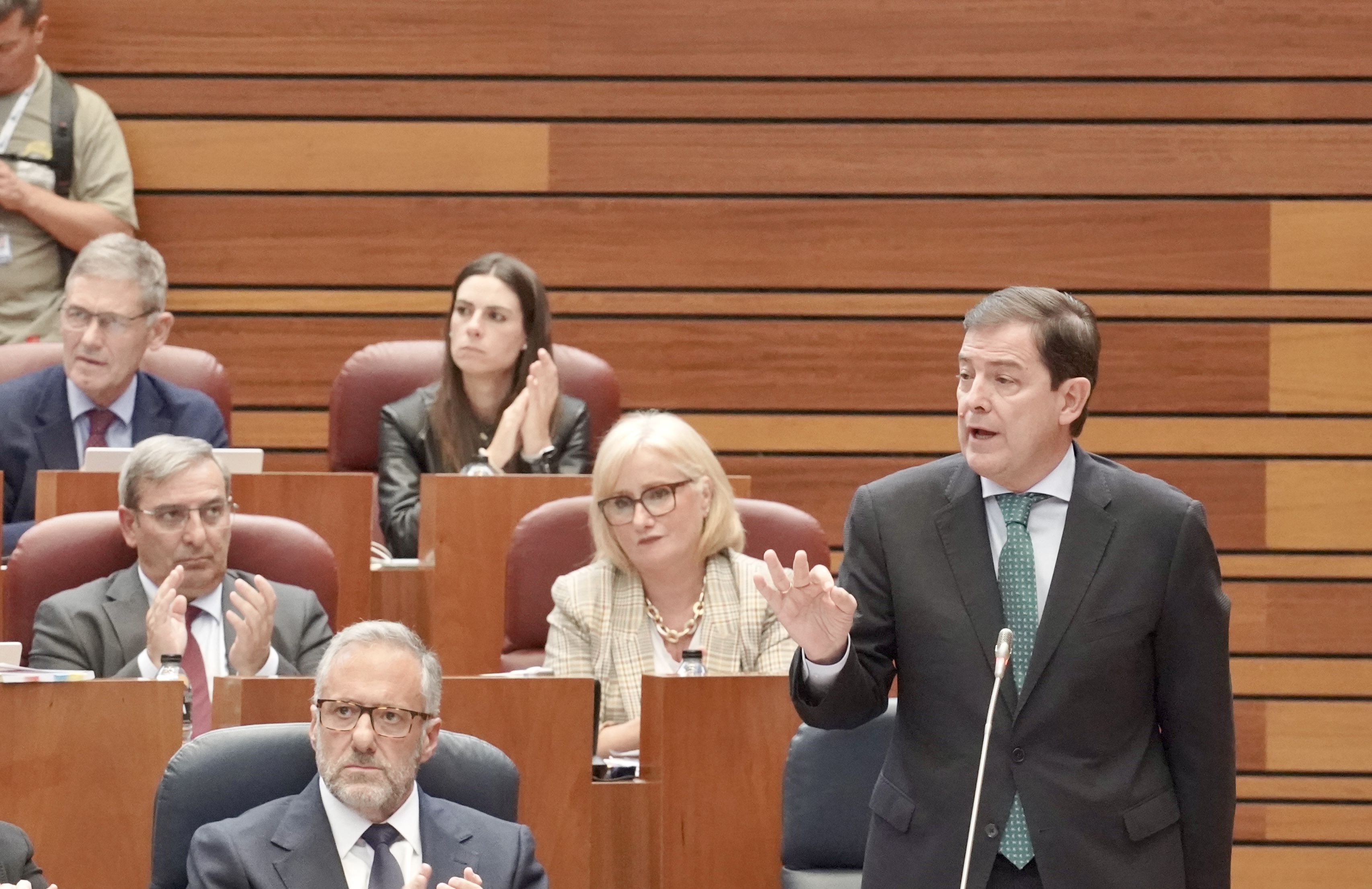 El presidente de la Junta, Alfonso Fernández Mañueco, interviene en el Pleno de las Cortes. | ICAL