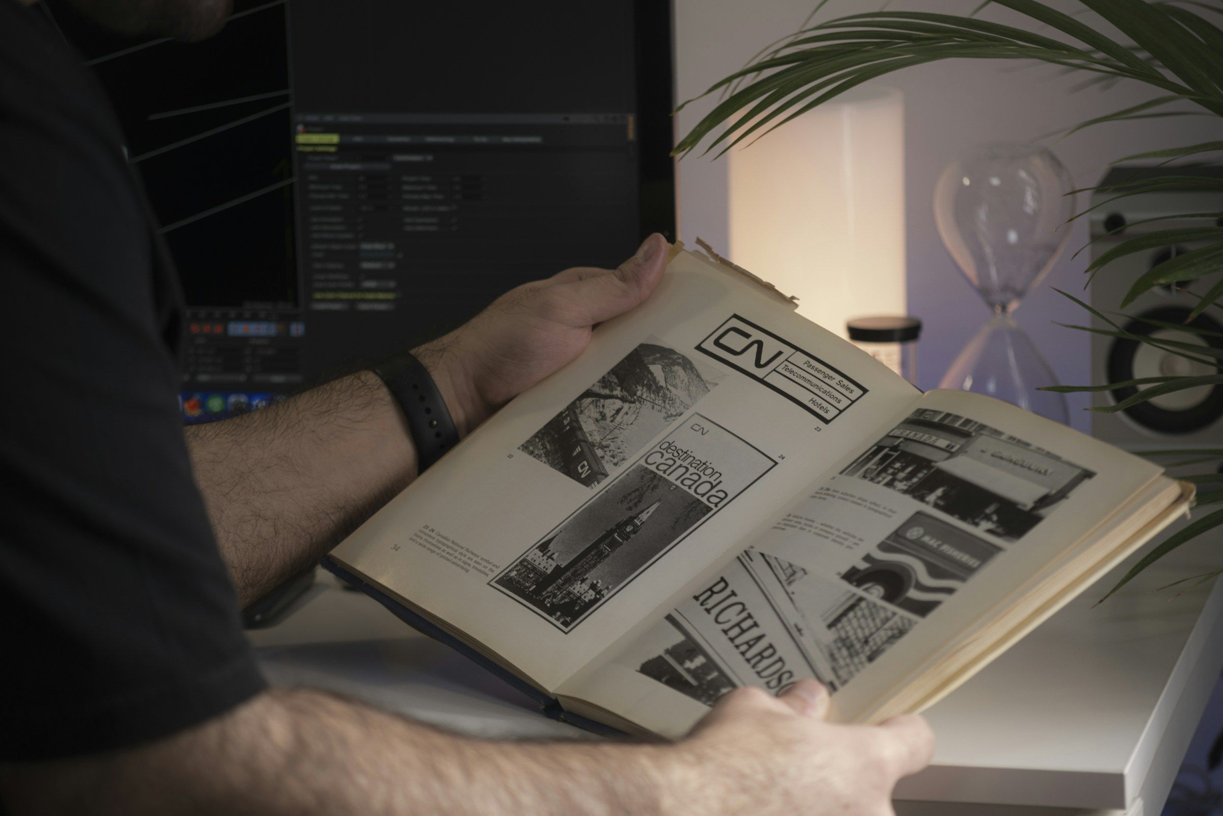 Una persona sostiene unas hojas impresas, en una imagen ilustrativa sobre los resúmenes de libros con IA