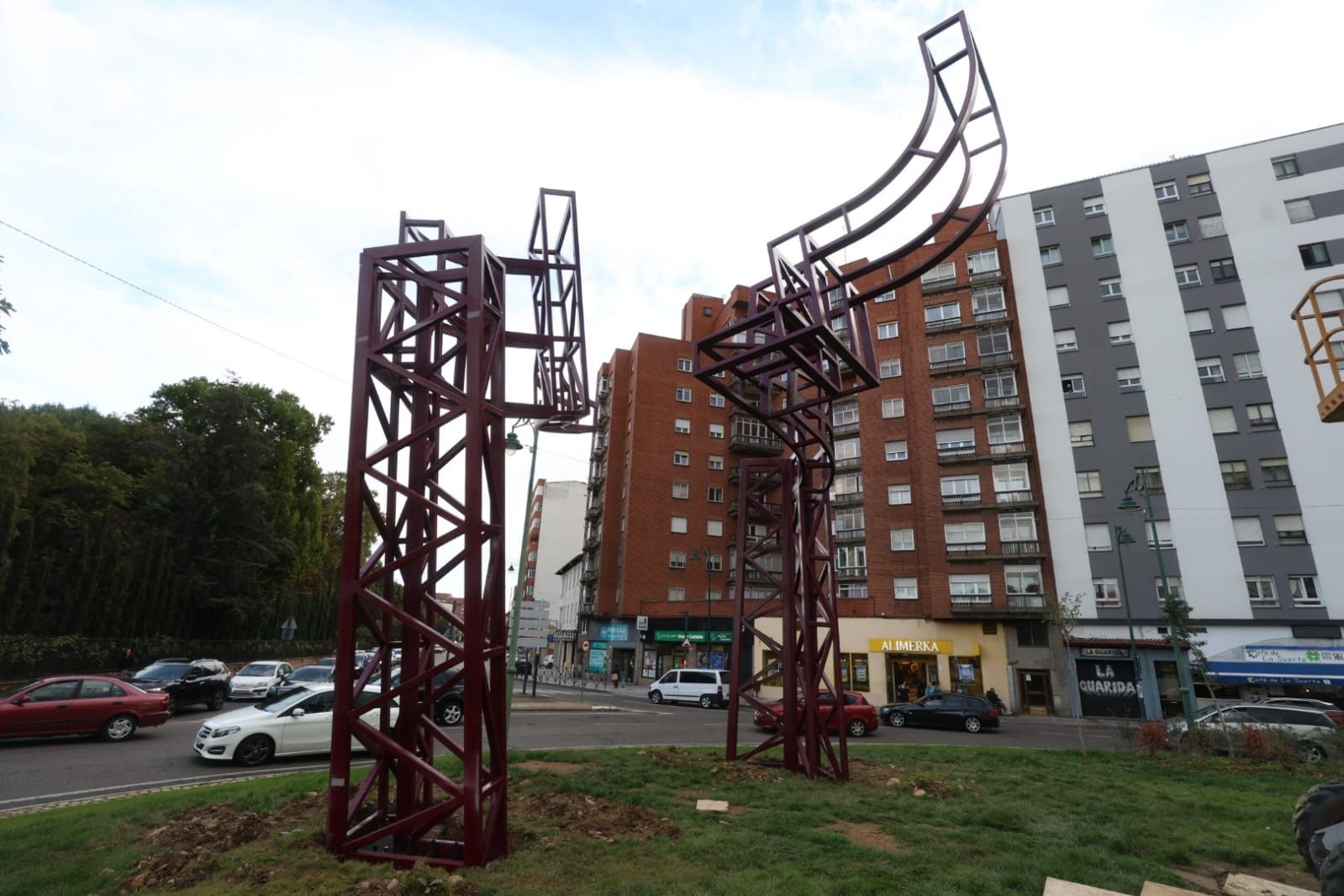 Escultura en homenaje al ferrocarril en la glorieta de Pinilla