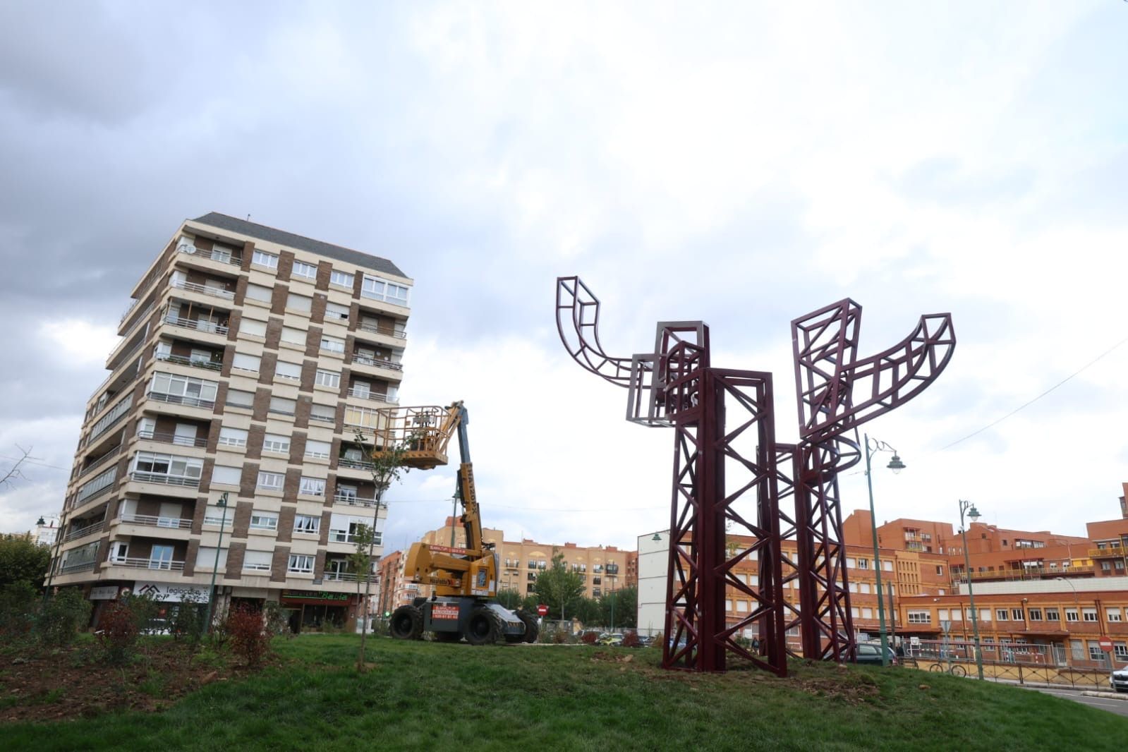 Escultura en homenaje al ferrocarril en la glorieta de Pinilla