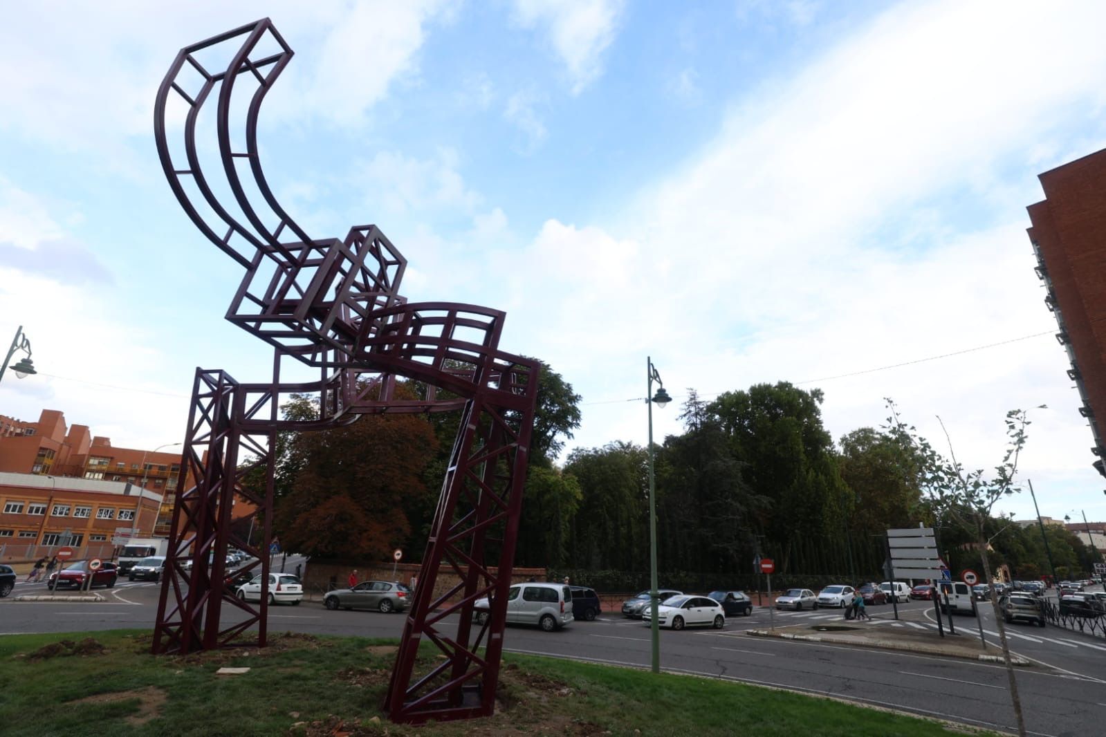 Escultura en homenaje al ferrocarril en la glorieta de Pinilla