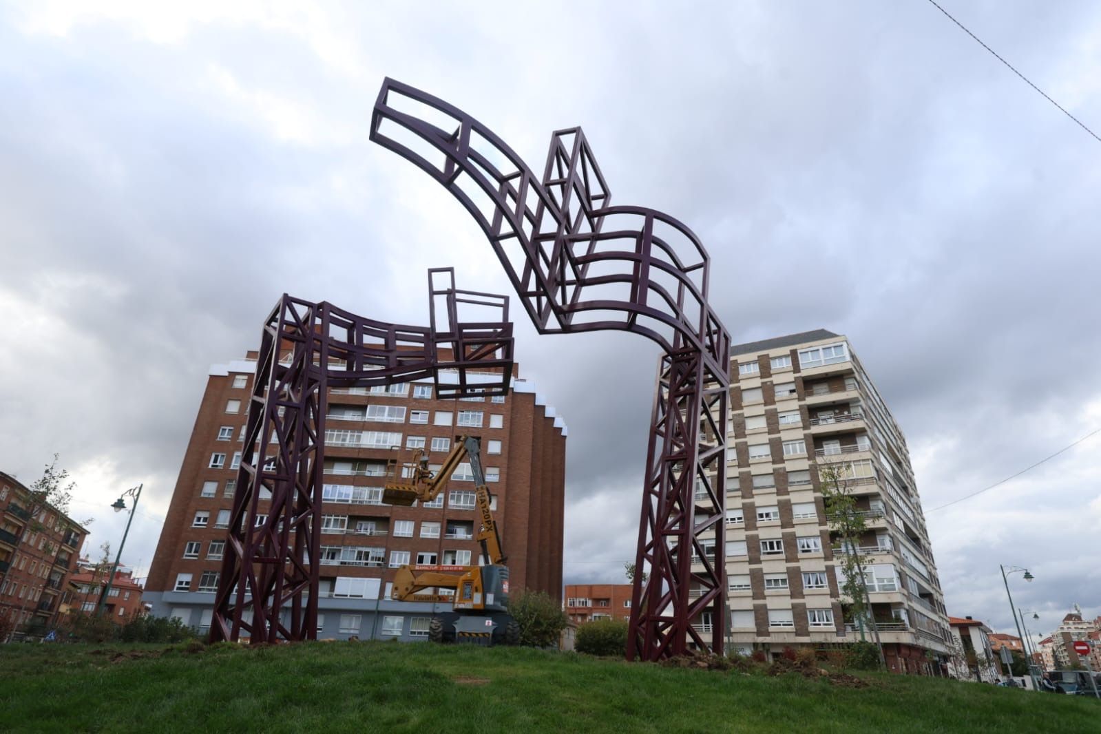Escultura en homenaje al ferrocarril en la glorieta de Pinilla