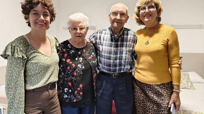 Lindoso con las tres mujeres de su vida, Rosi, Rosa, su hija y Gisela su nieta. | MAR IGLESIAS Lindoso con las tres mujeres de su vida, Rosi, Rosa, su hija y Gisela su nieta. | MAR IGLESIAS