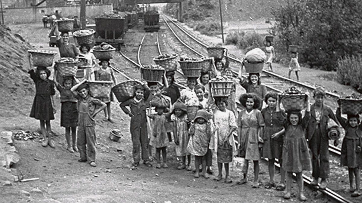 Foto de Valentín Vega de niños recogiendo carbón en las vías de El Entrego.