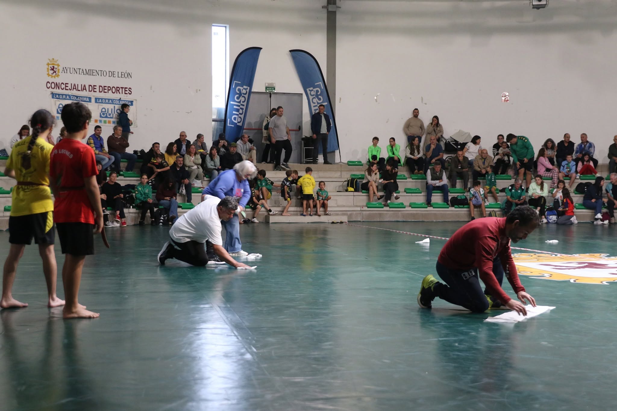 Muchos voluntarios intentaron solucionar el problema pero resultaba imposible. 
