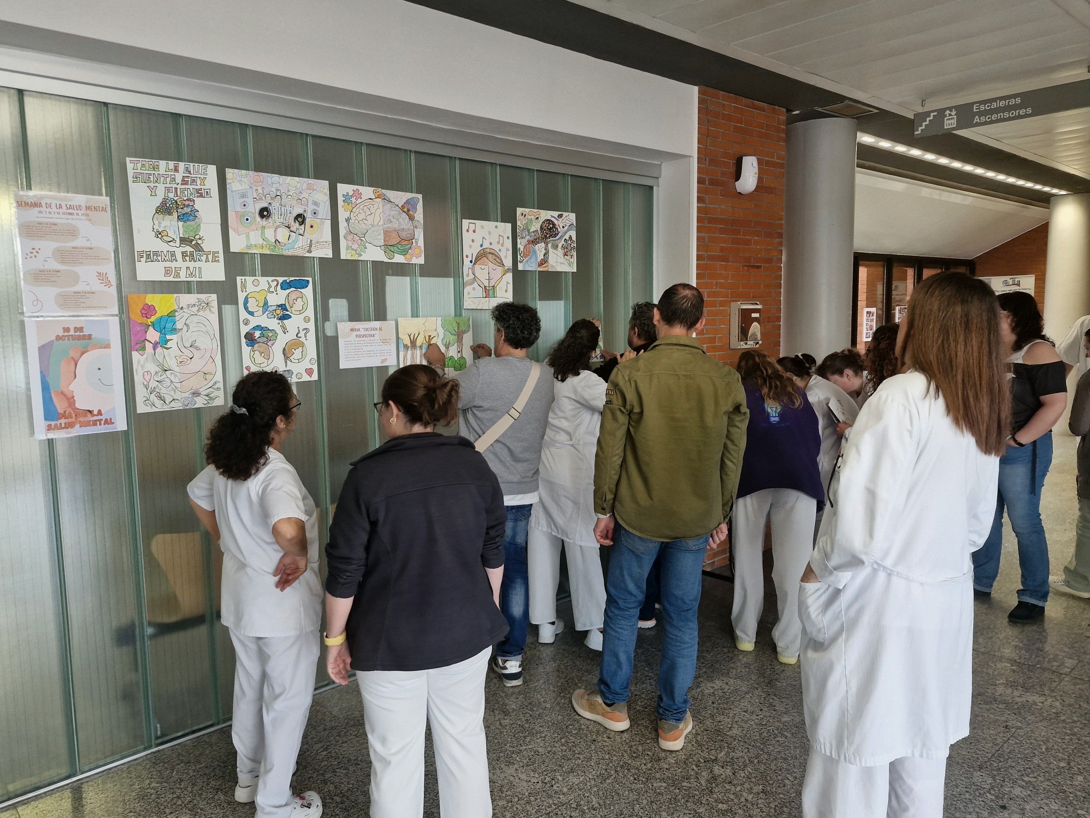 Los pacientes del hospital de día de Psiquiatría de la Gasbi decorando el Hospital El Bierzo.