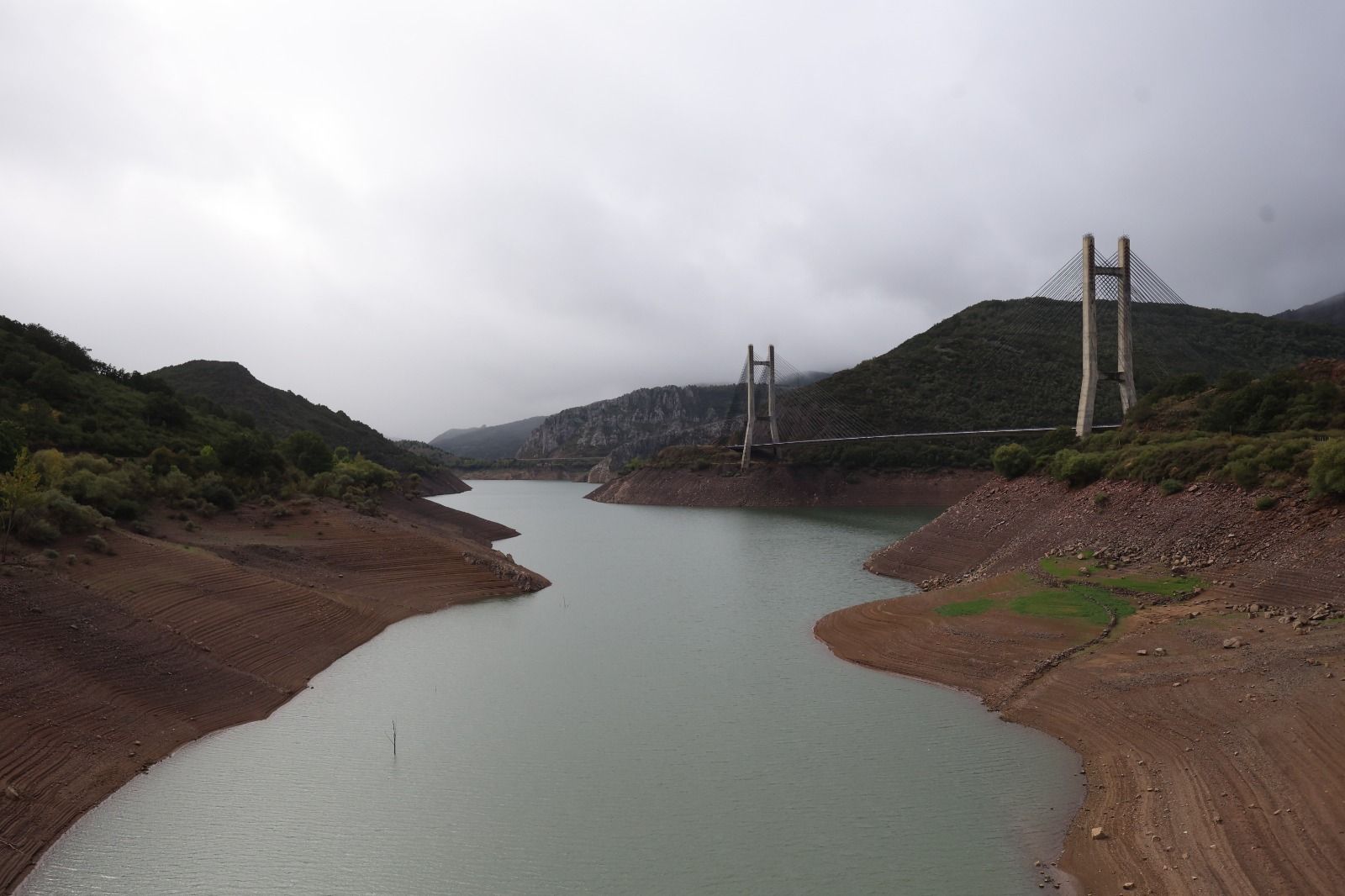 Estado que presenta actualmente el embalse de Barrios de Luna. | FERNANDO OTERO