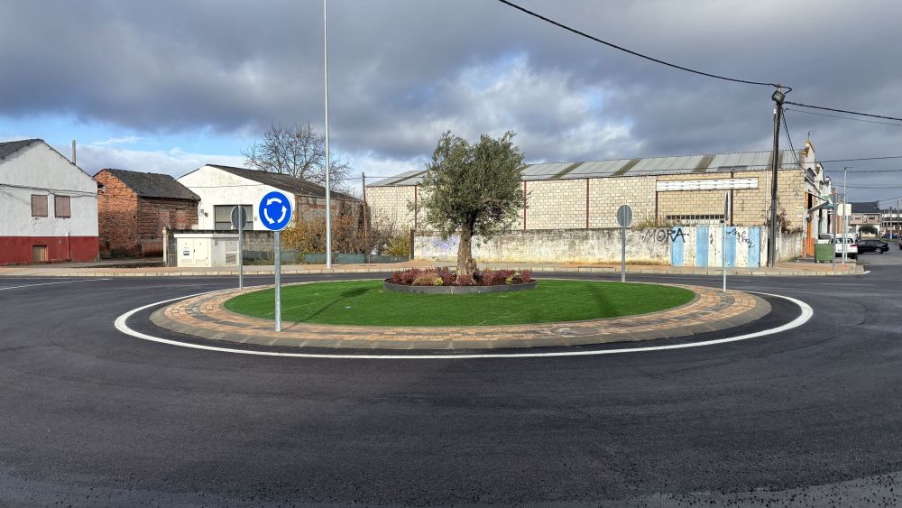 El acceso a Toral de Merayo ya estrenó una glorieta hace menos de un año. | JAVIER FERNÁNDEZ