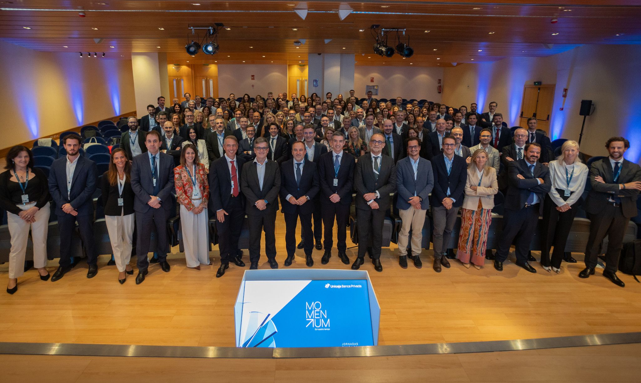 Foto de grupo de los cerca de 160 profesionales reunidos en Málaga en la Convención de Banca Privada 2026 de Unicaja