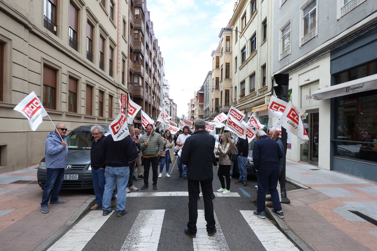 Un instante de la concentración convocada por CCOO León con motivo de la Jornada Mundial por el Trabajo Decente. | FERNANDO OTERO