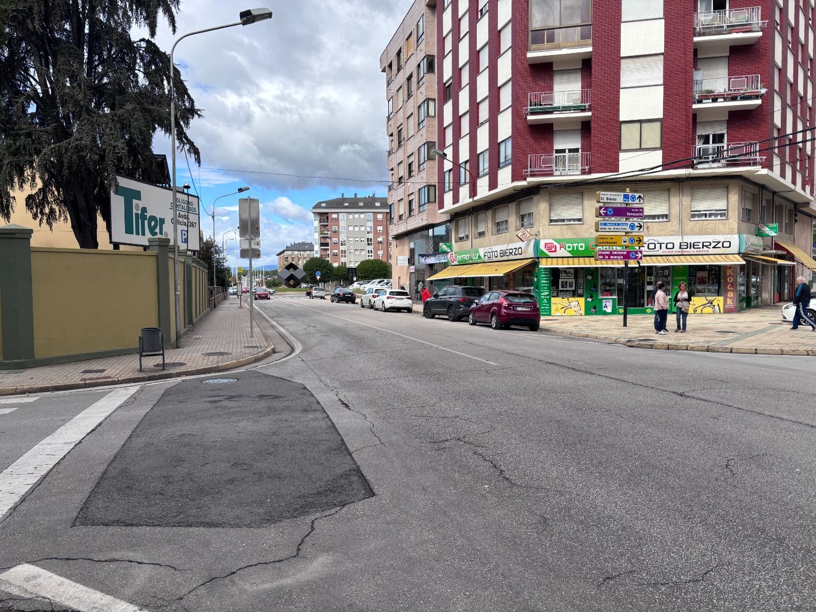 Tramo de la calle Camino de Santiago de Ponferrada que se pretendía renovar. | JAVIER FERNÁNDEZ