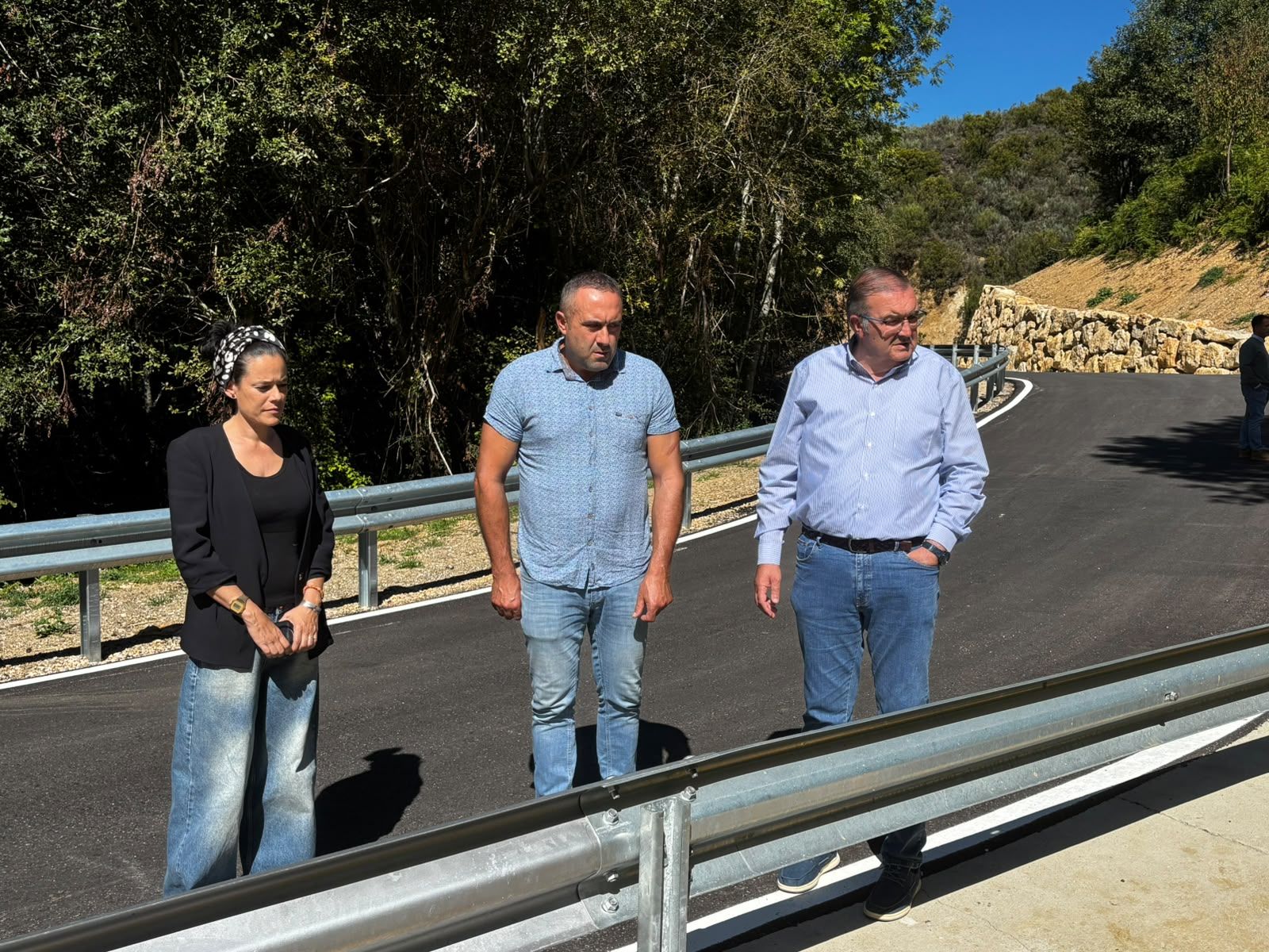 Roberto Aller, Luis Alberto Arias y la alcaldesa de Vega de Valcarce, en la carretera LE-4103 entre Ruitelán y La Braña tras su reconstrucción Roberto Aller, Luis Alberto Arias y la alcaldesa de Vega de Valcarce, en la carretera LE-4103 entre Ruitelán y La Braña tras su reconstrucción
