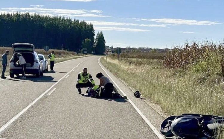 El motorista, siendo atendido en el lugar del accidente. | ICAL