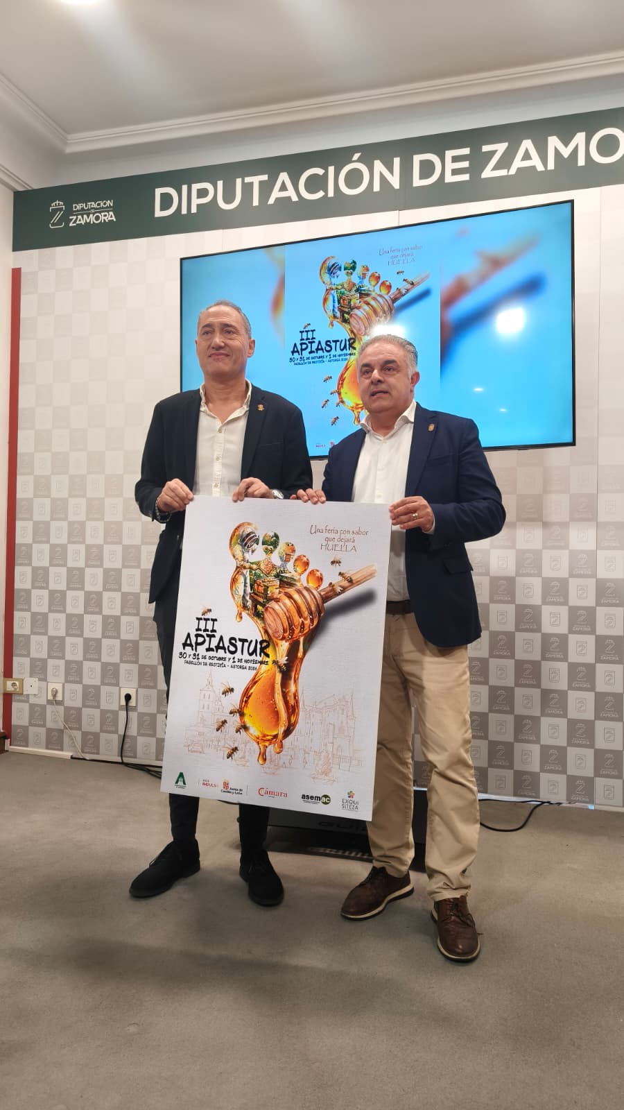 Emilio Fernández y José Luis Nieto presentando este miércoles en Zamora la muestra. | L.N.C.