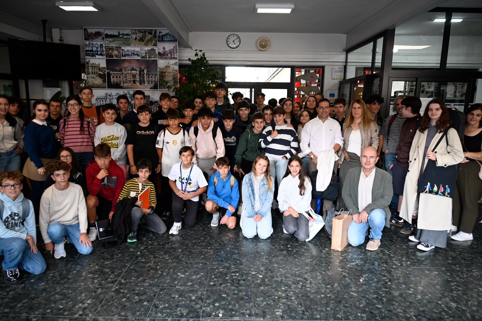 Alumnos y responsables del progama Estalmat en la inauguración del nuevo curso en el Instituto Juan del Enzina. | SAÚL ARÉN