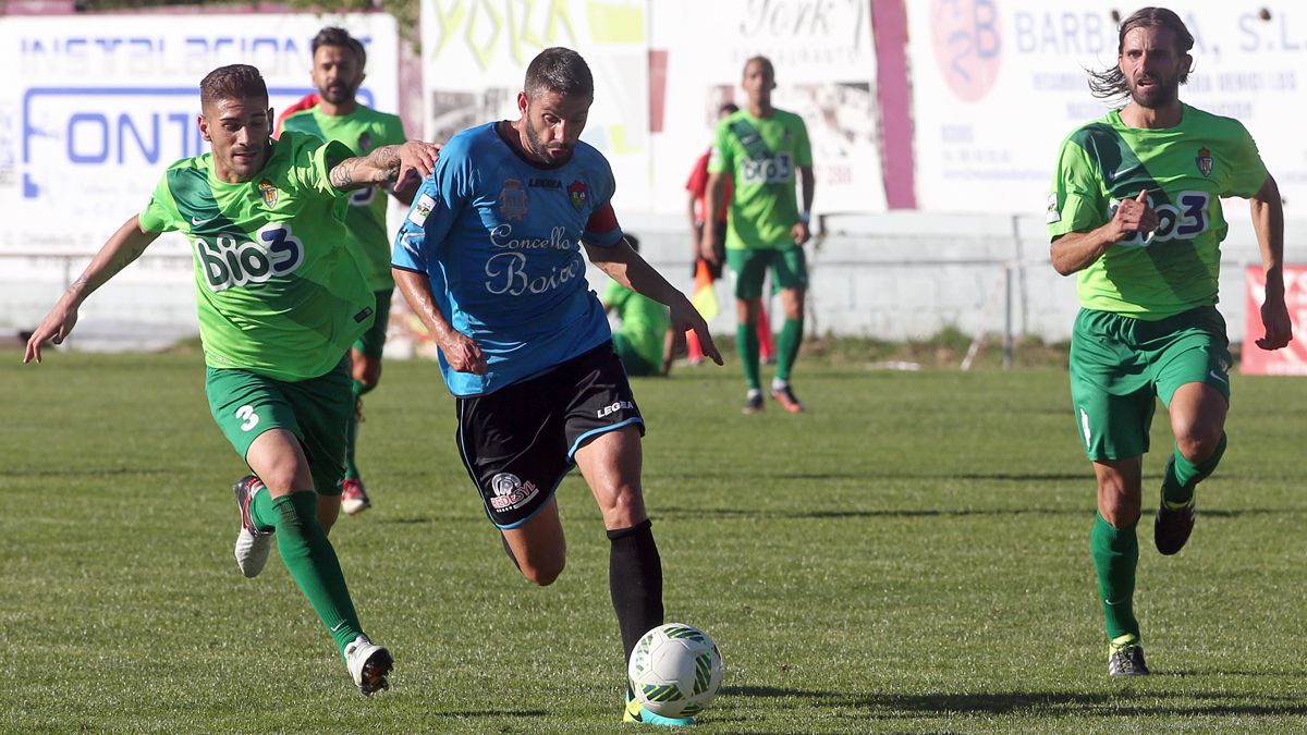 Gonzalo y Xisco persiguen a un jugador del Boiro. | LA VOZ DE GALICIA