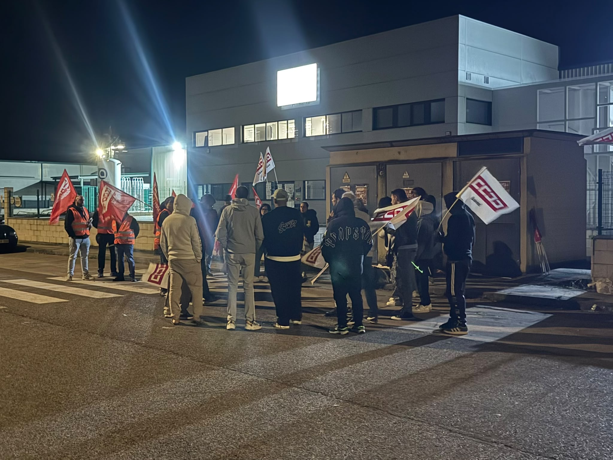 Piquete informativo de CCOO a las puertas de una empresa de conservas vegetales de León durante la segunda jornada de huelga