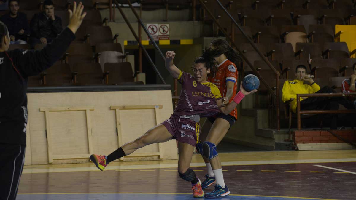 Raquel Caño intenta lanzar agarrada por una rival. | MAURICIO PEÑA