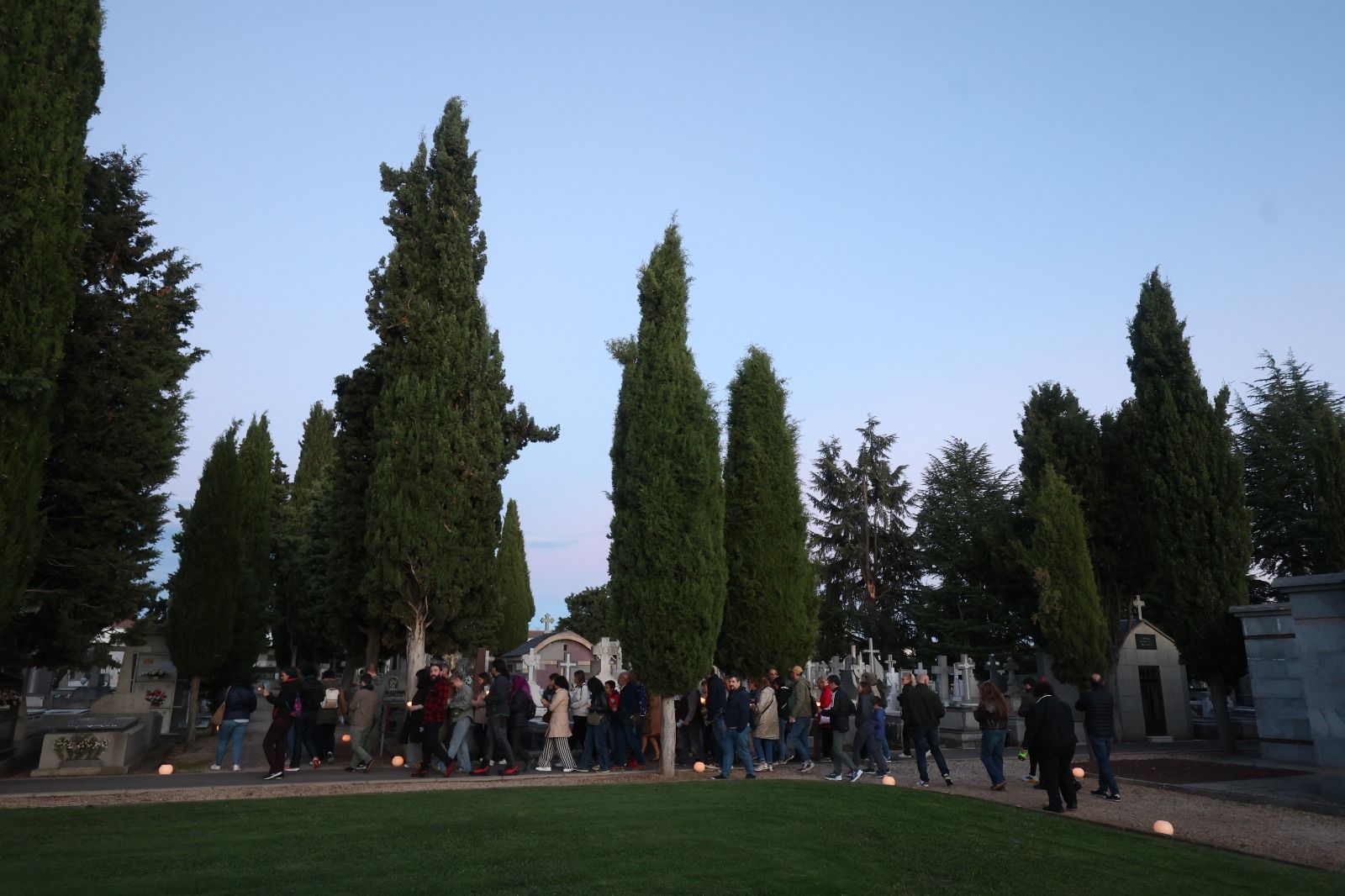 Las rutas culturales por el cementerio de León, en imágenes 