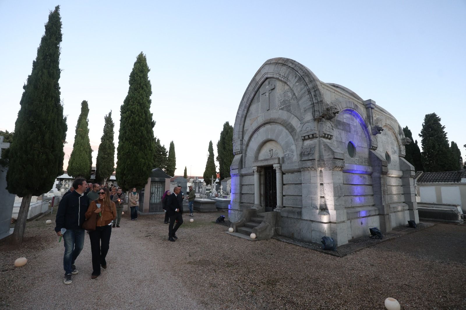 Las rutas culturales por el cementerio de León, en imágenes 