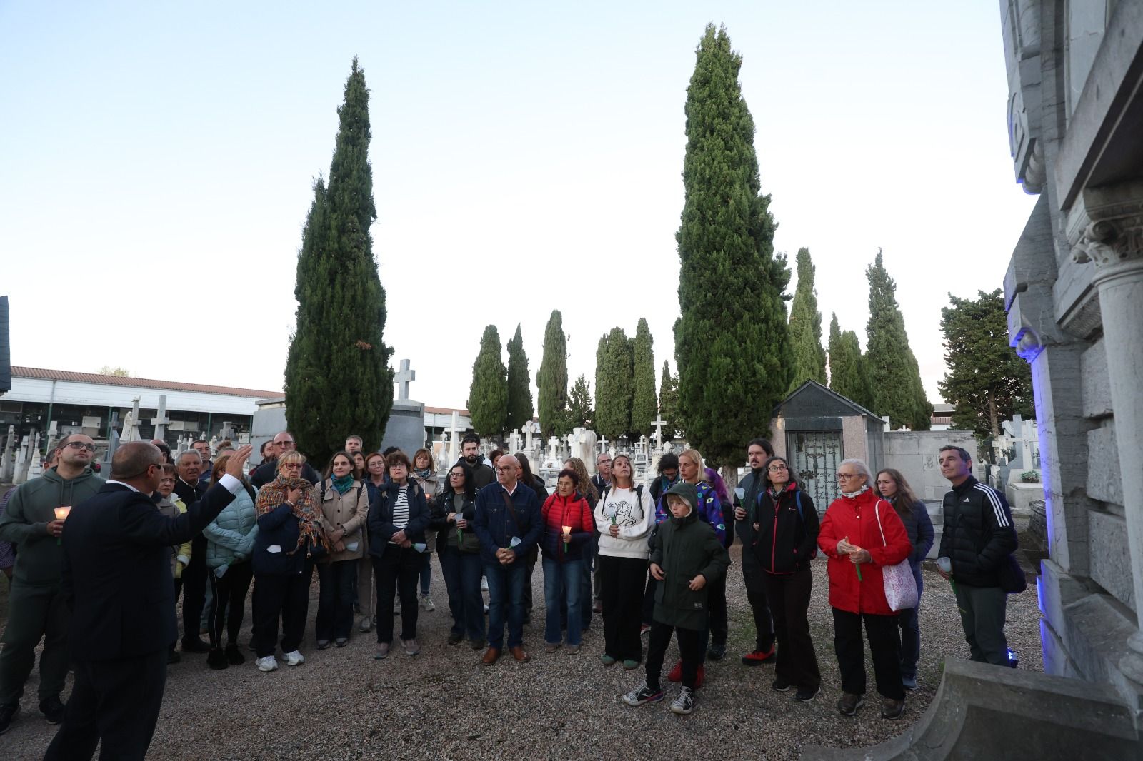 Las rutas culturales por el cementerio de León, en imágenes