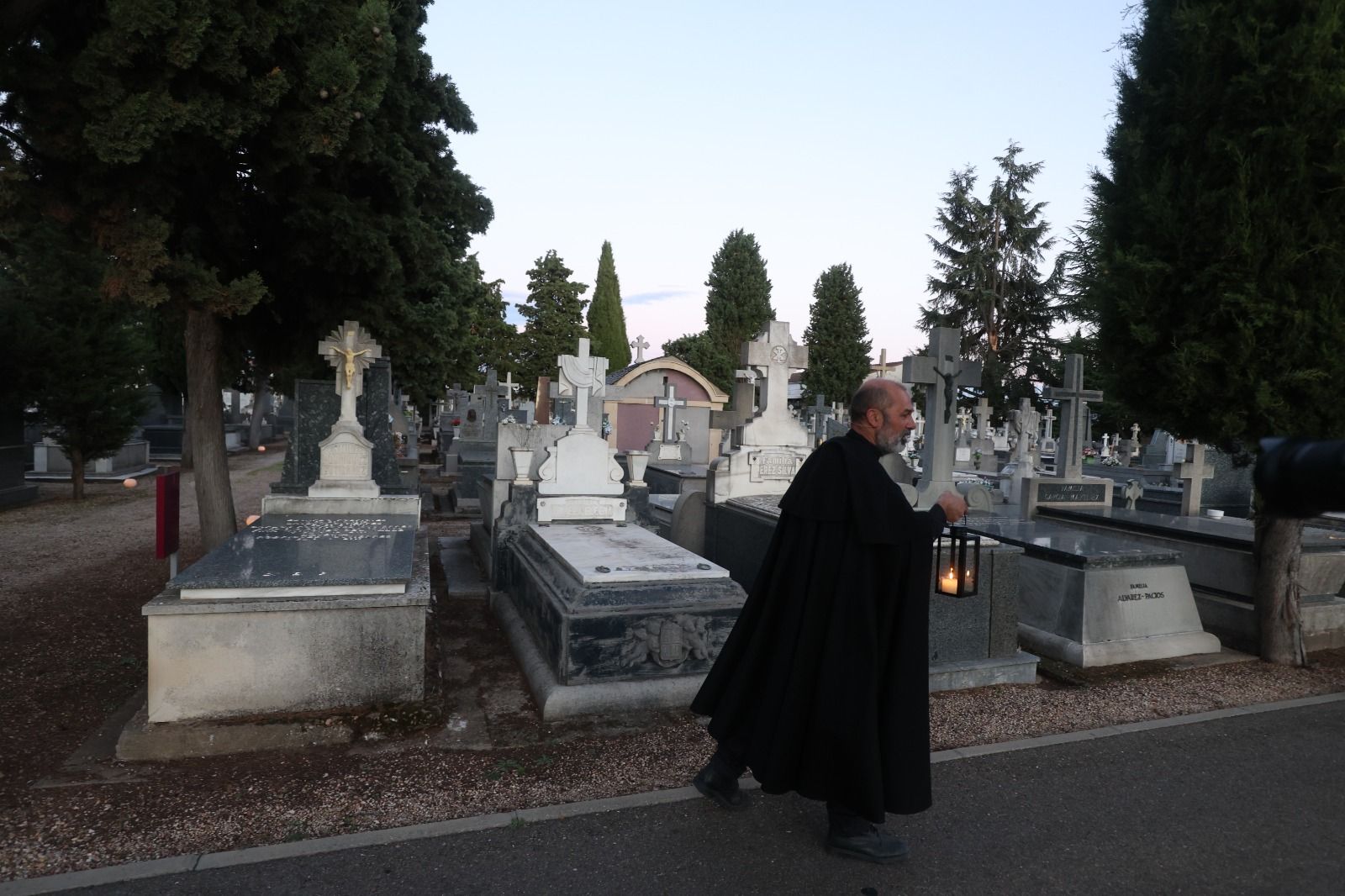 Las rutas culturales por el cementerio de León, en imágenes 