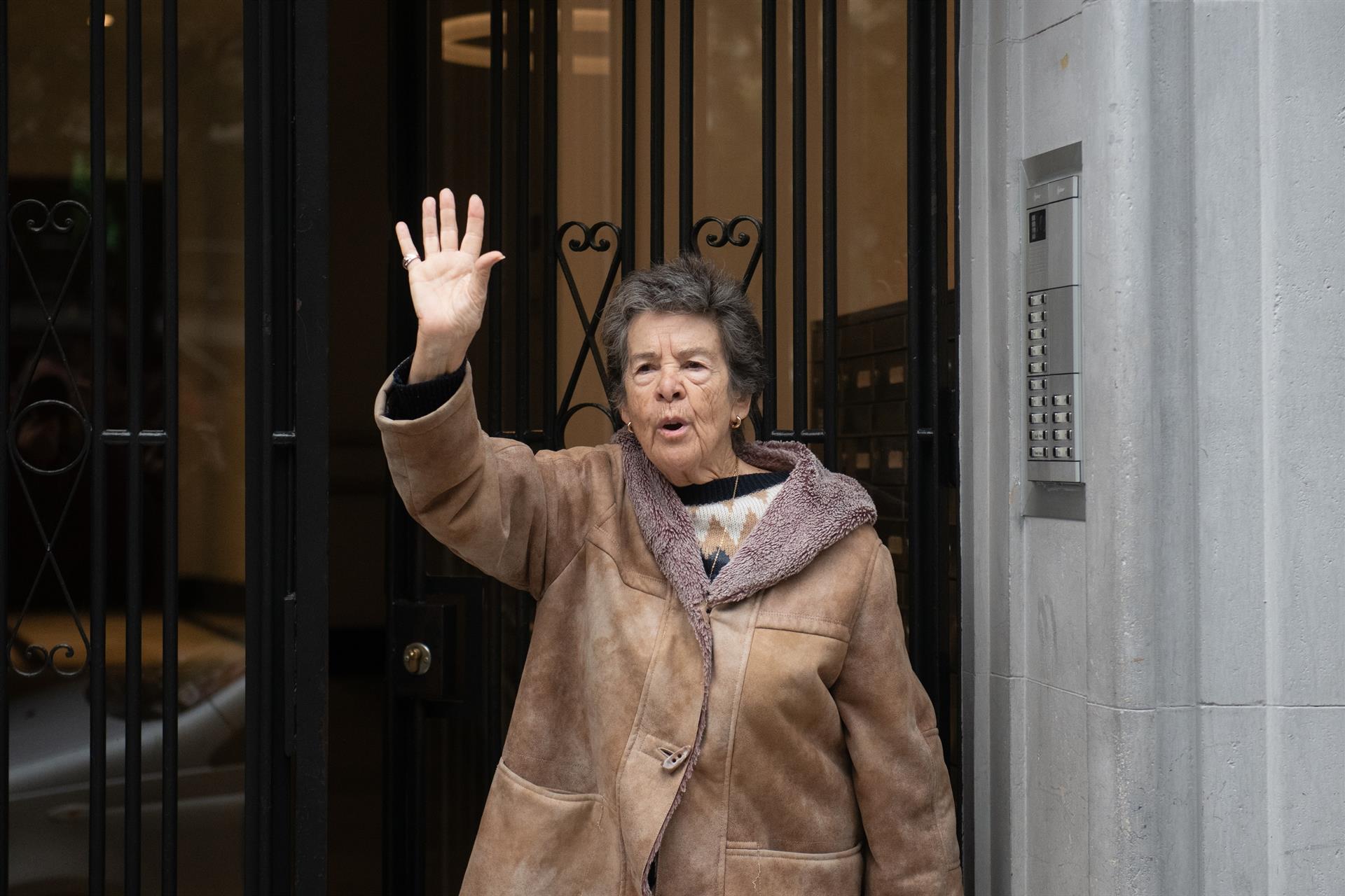 Maricarmen celebra el aplazamiento del desahucio, a 29 de octubre de 2025, en Madrid. | EUROPA PRESS