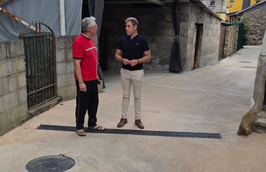 El concejal de Medio Rural, Iván Alonso, y el alcalde pedáneo, Aquilino Blanco, presentan la obra.
