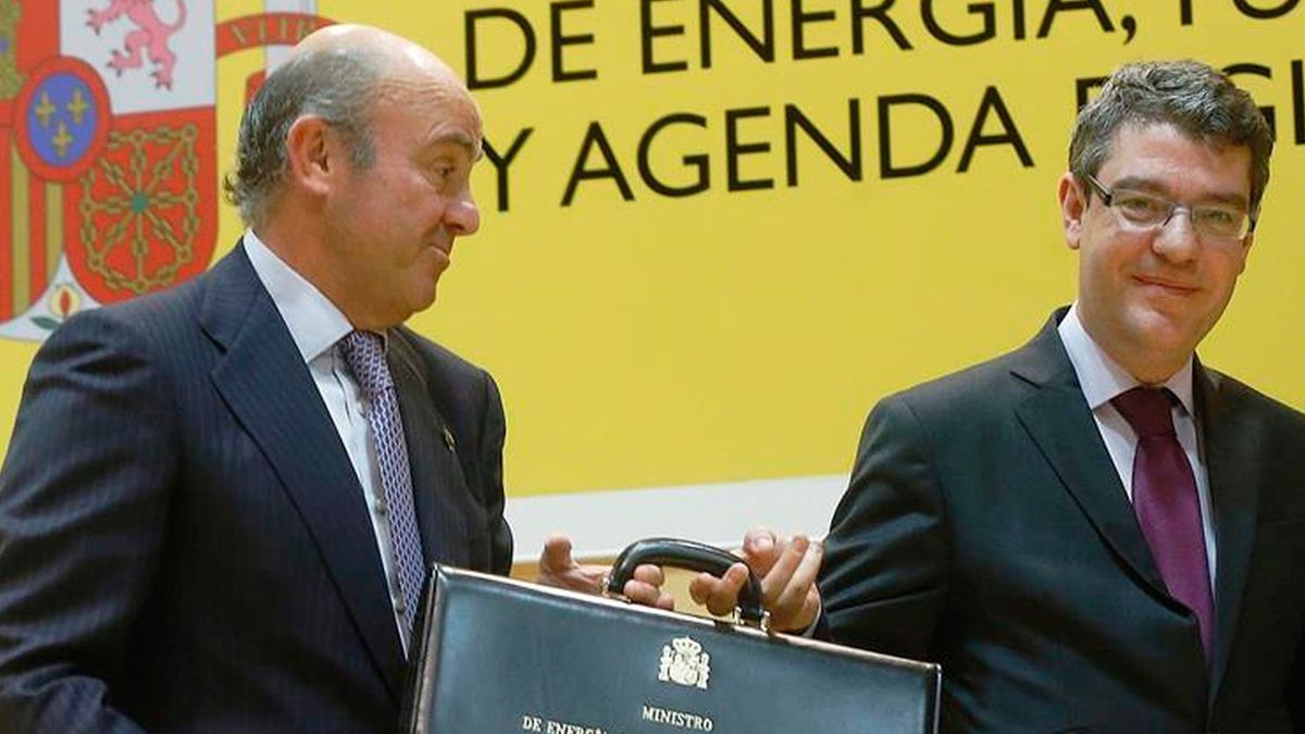 El ministro de Industria, Economía y Competitividad, Luis de Guindos, junto a Álvaro Nadal, su homólogo en Energía. | EFE