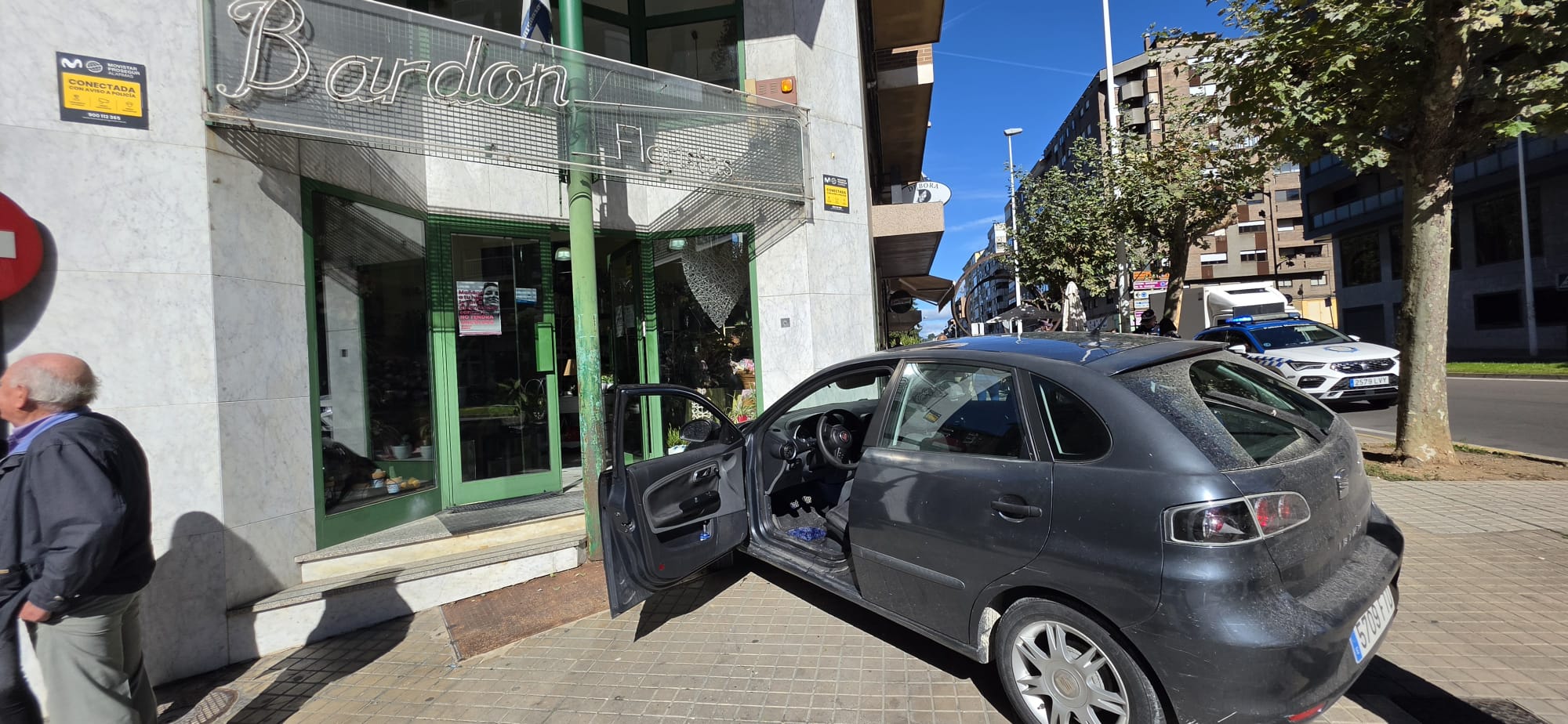 Seat Ibiza estampado en la entrada de la Floristería Bardón de Ponferrada. | L.N.C.