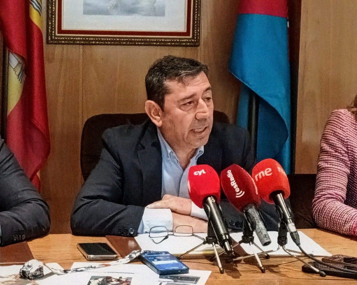 Jaime González, portavoz de CB en el salón de plenos del Ayuntamiento de Bembibre.