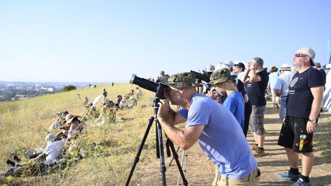 La provincia de León se llenó de turistas que no quisieron perderse el eclipse. | SAÚL ARÉN
