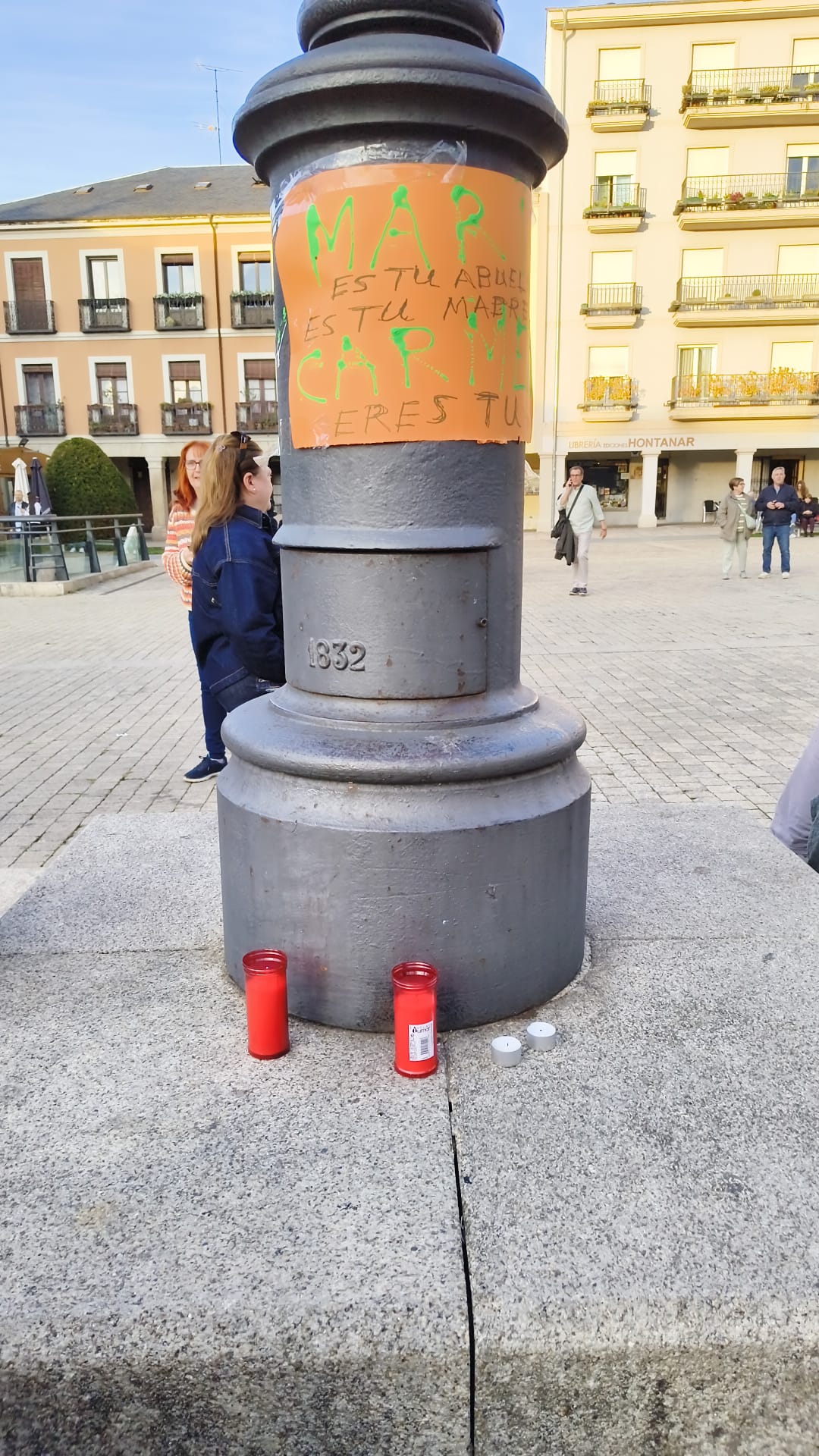 Velas y carteles recordaban a Mari Carmen. | MAR IGLESIAS
