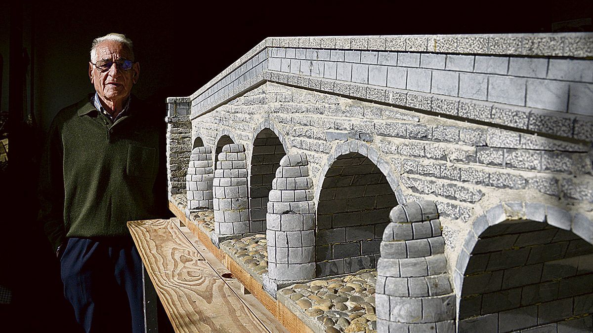 El artesano José Luis Sierra junto a una de sus espectaculares obras, el famoso Puente de Bachende, tapado por las aguas del pantano. | MAURICIO PEÑA