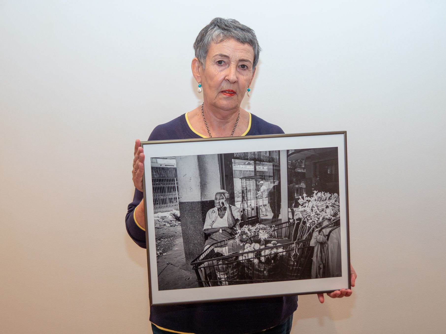 Presentando una de sus fotos de Santiago de Cuba. | VICENTE GARCÍA