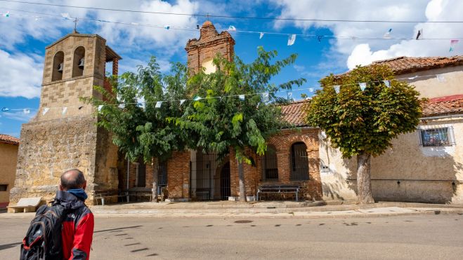 10 Ante la iglesia de Villaseca