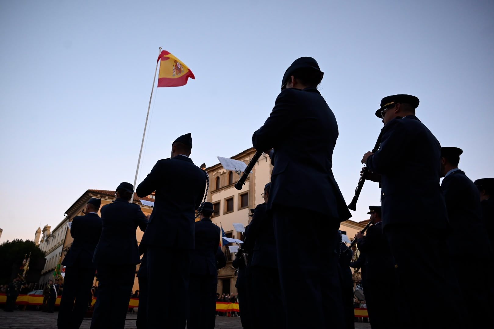 Arriado de bandera del Maca en León, dentro de los actos con motivo de la Fiesta Nacional. | SAÚL ARÉN