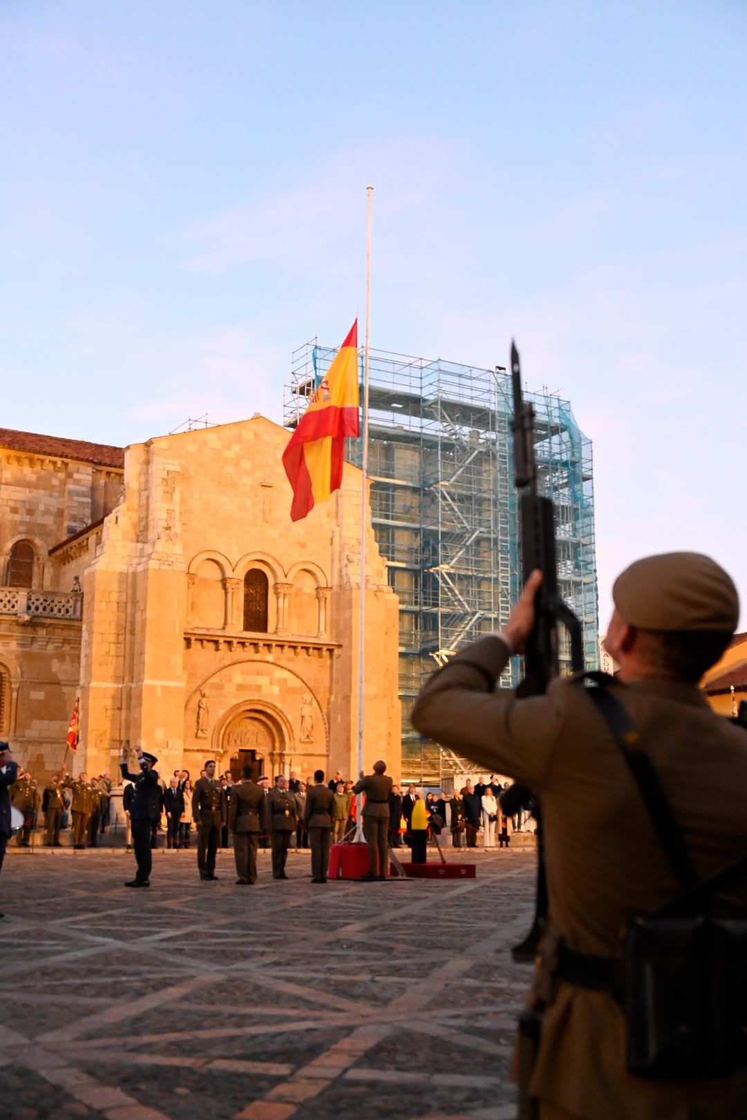 Arriado de bandera del Maca en León, dentro de los actos con motivo de la Fiesta Nacional. | SAÚL ARÉN