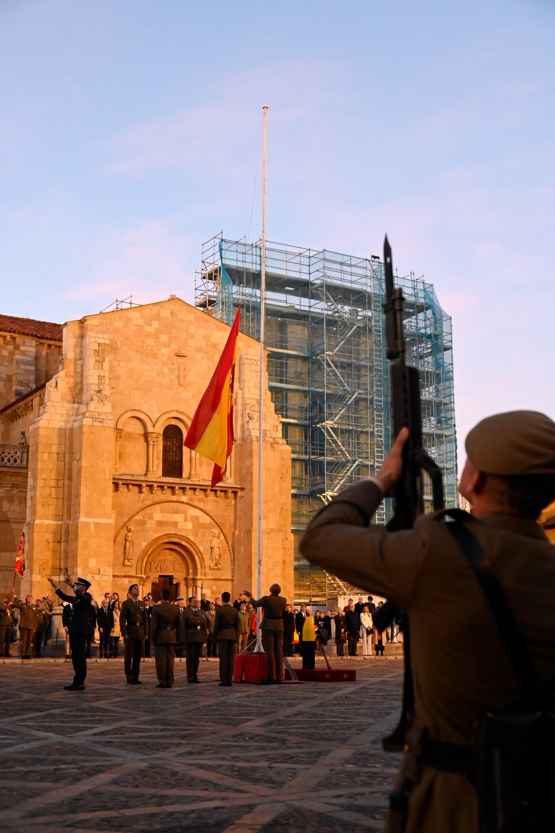 Arriado de bandera del Maca en León, dentro de los actos con motivo de la Fiesta Nacional. | SAÚL ARÉN