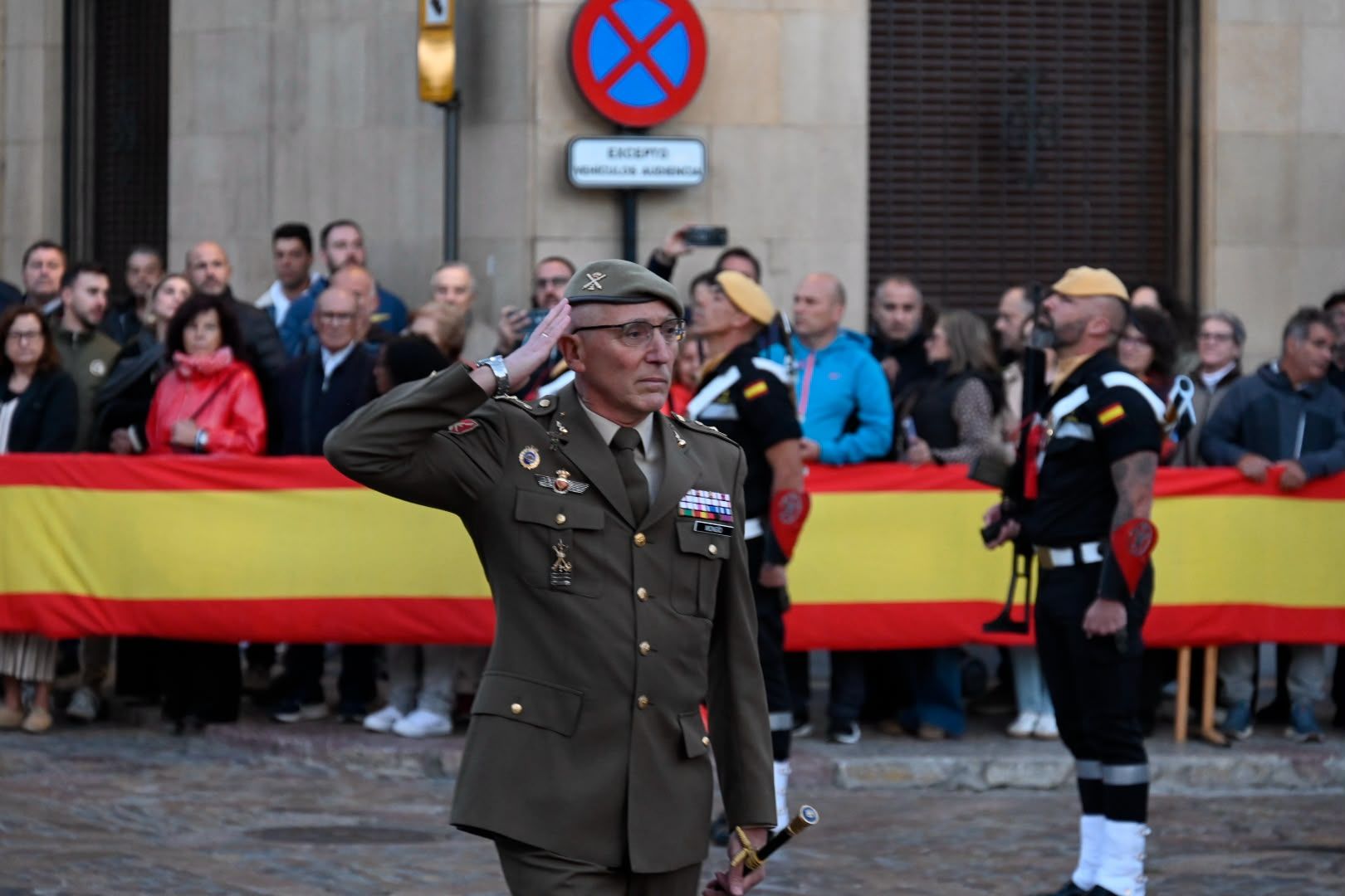 Arriado de bandera del Maca en León, dentro de los actos con motivo de la Fiesta Nacional. | SAÚL ARÉN