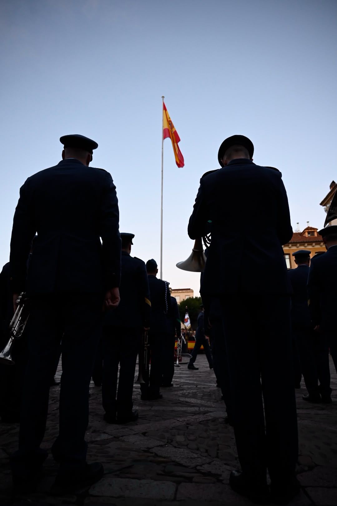 Arriado de bandera del Maca en León, dentro de los actos con motivo de la Fiesta Nacional. | SAÚL ARÉN