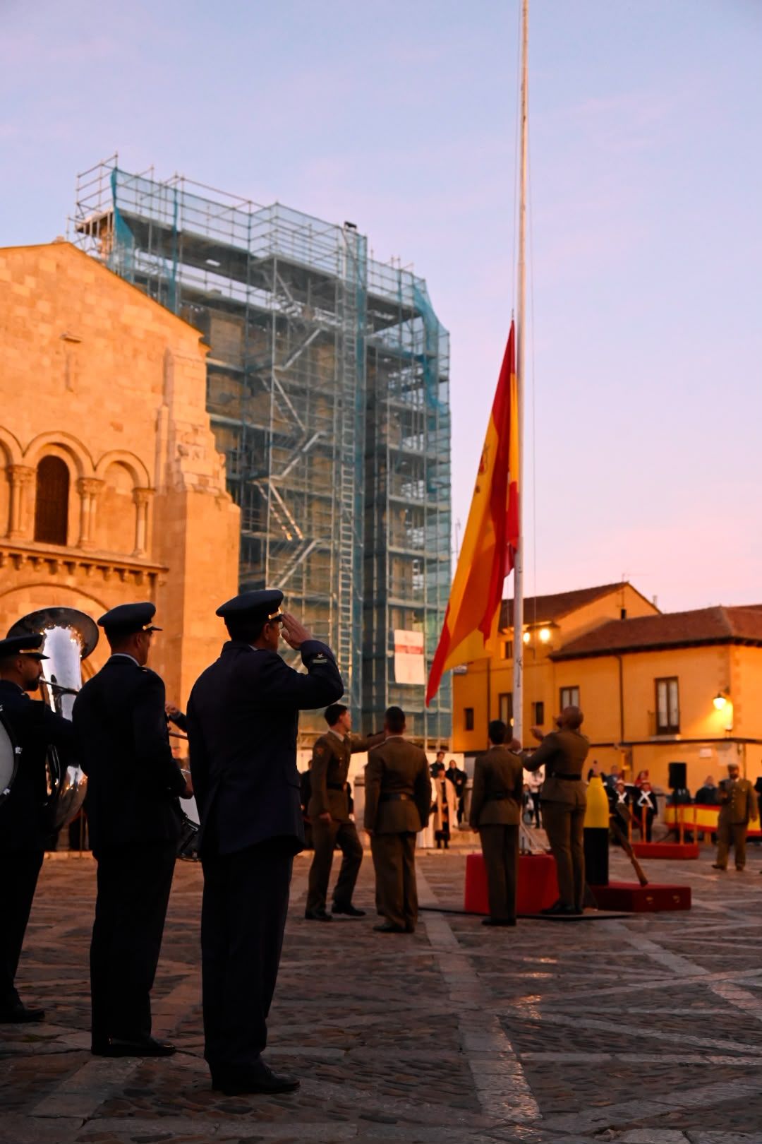 Arriado de bandera del Maca en León, dentro de los actos con motivo de la Fiesta Nacional. | SAÚL ARÉN
