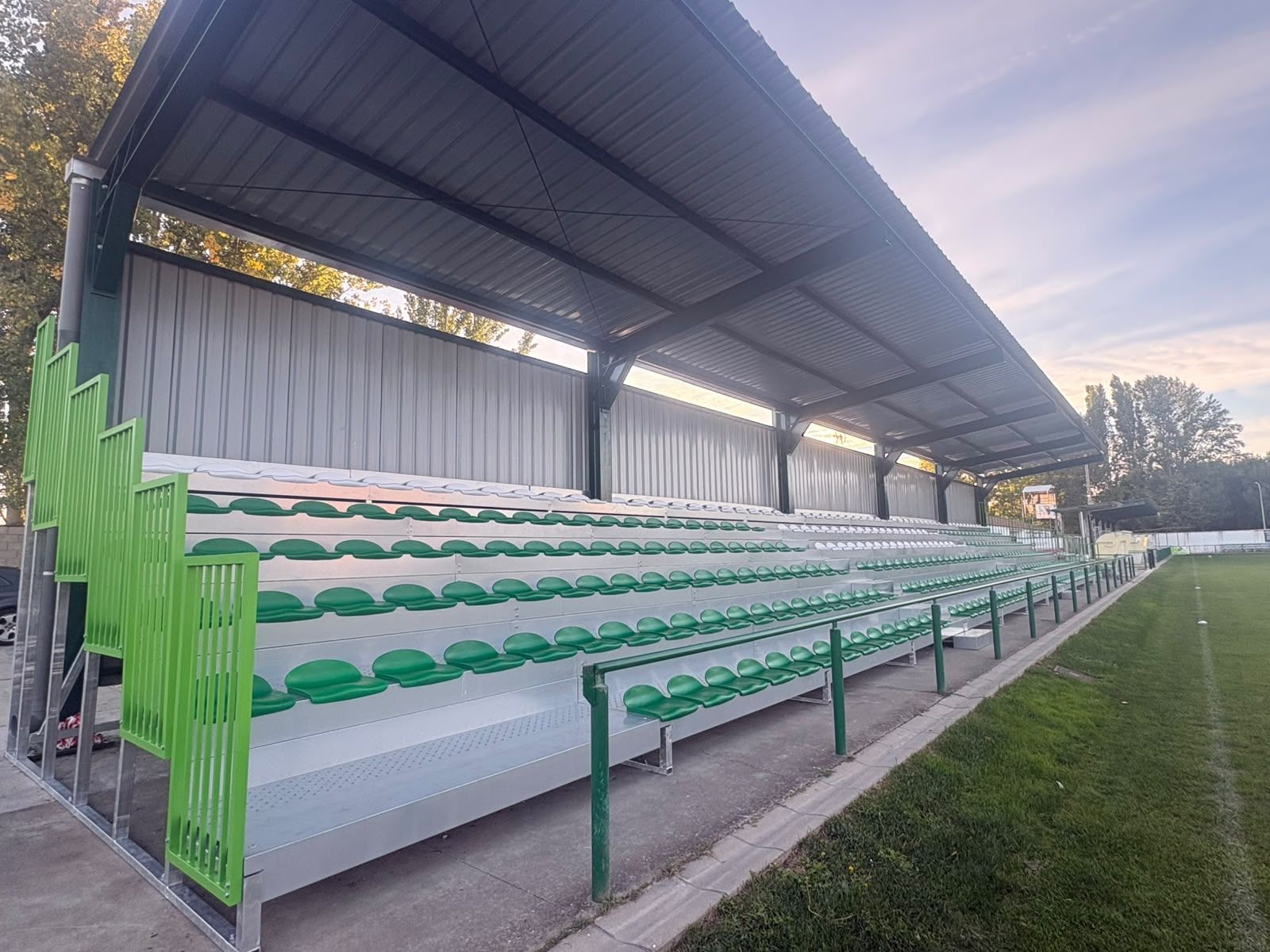 Nueva grada instalada en el campo de La Eragudina. | L.N.C. Nueva grada instalada en el campo de La Eragudina. | L.N.C.