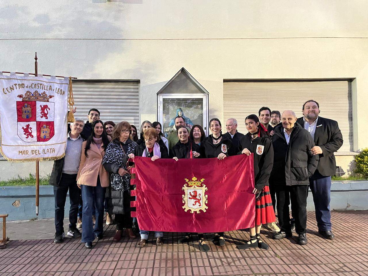 Reunión del Centro de Castilla y León de Mar del Plata, con la bandera de León. | L.N.C.