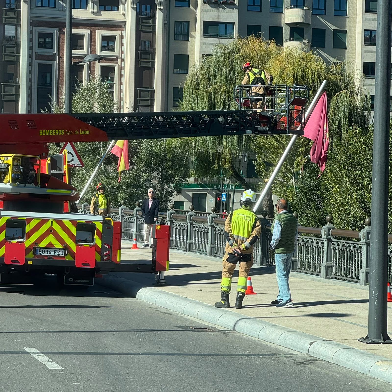 Intervención de los Bomberos del Ayuntamiento de León para evitar que la bandera cayera al río. | L.N.C.