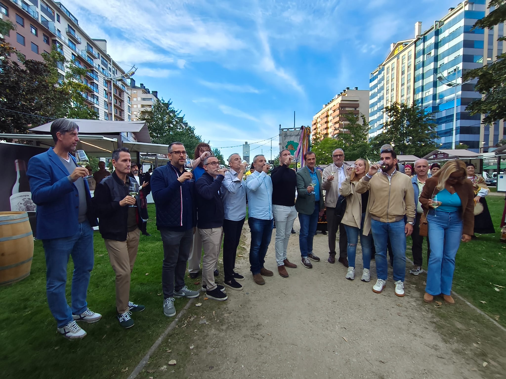 Primer brindis en Ponfevin, el evento con el que Ponferrada invita a conocer la DO a los turistas este puente. | MAR IGLESIAS