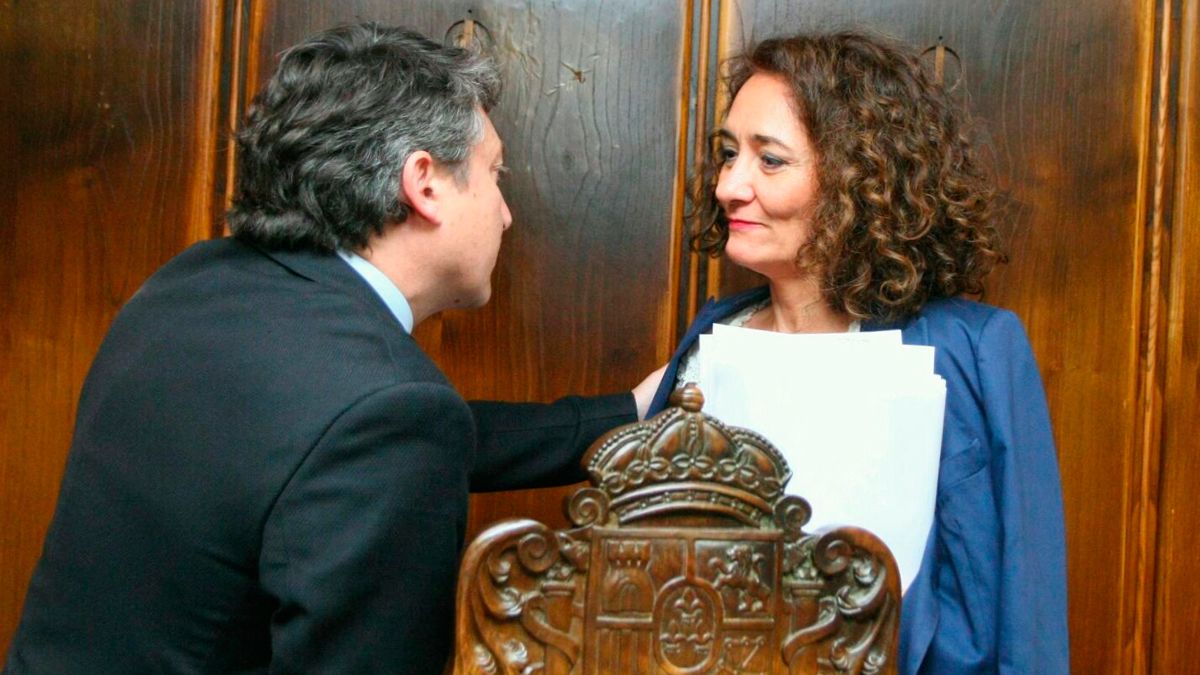 Samuel Folgueral, de USE y la alcaldesa Gloria Fernández, del PP, durante un pleno. | CÉSAR SÁNCHEZ (ICAL)