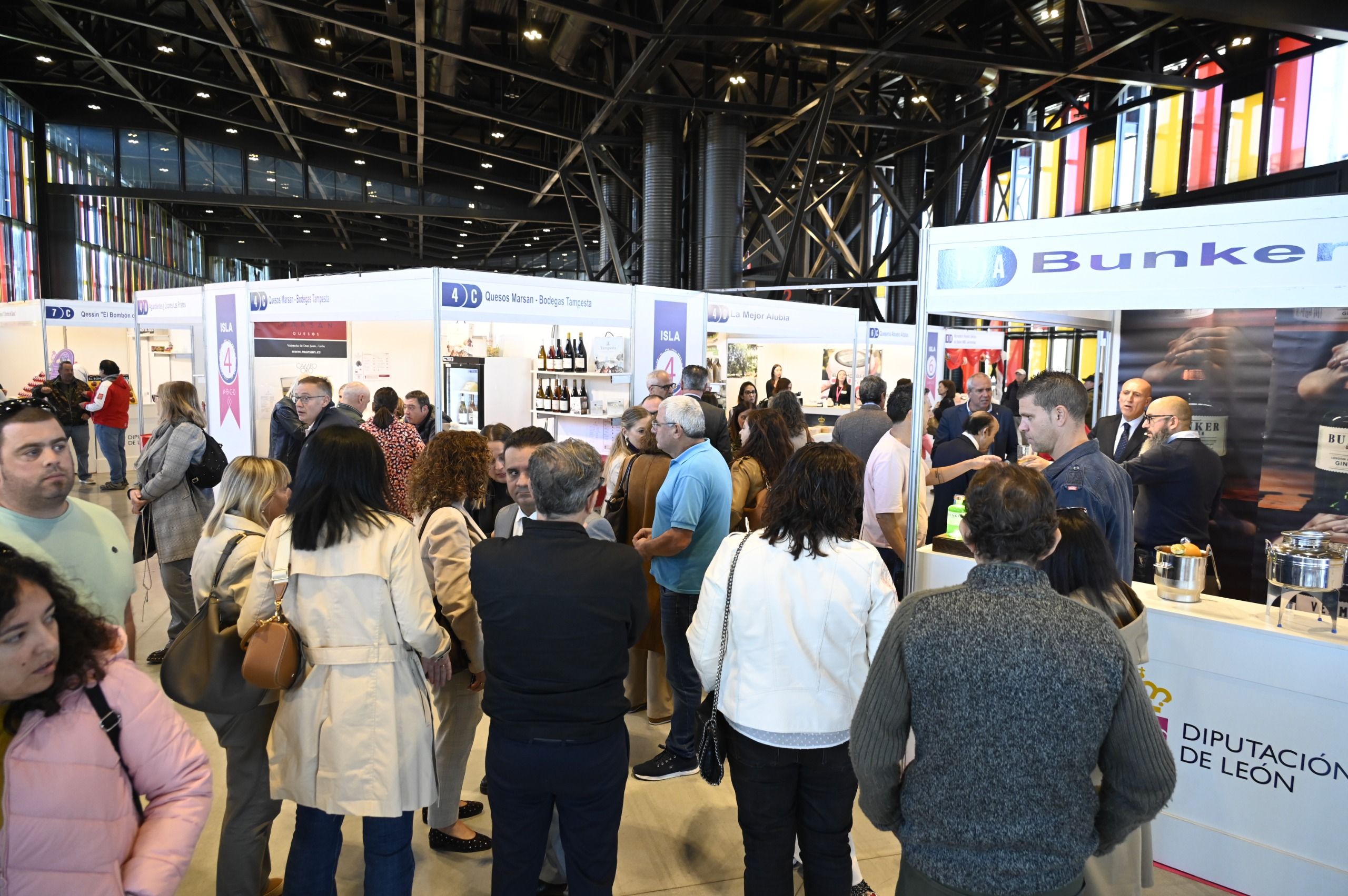 Hasta el 12 de octubre, abre sus puertas la Feria de los Productos de León, que alcanza su récord de participantes con 108 expositores. | SAÚL ARÉN