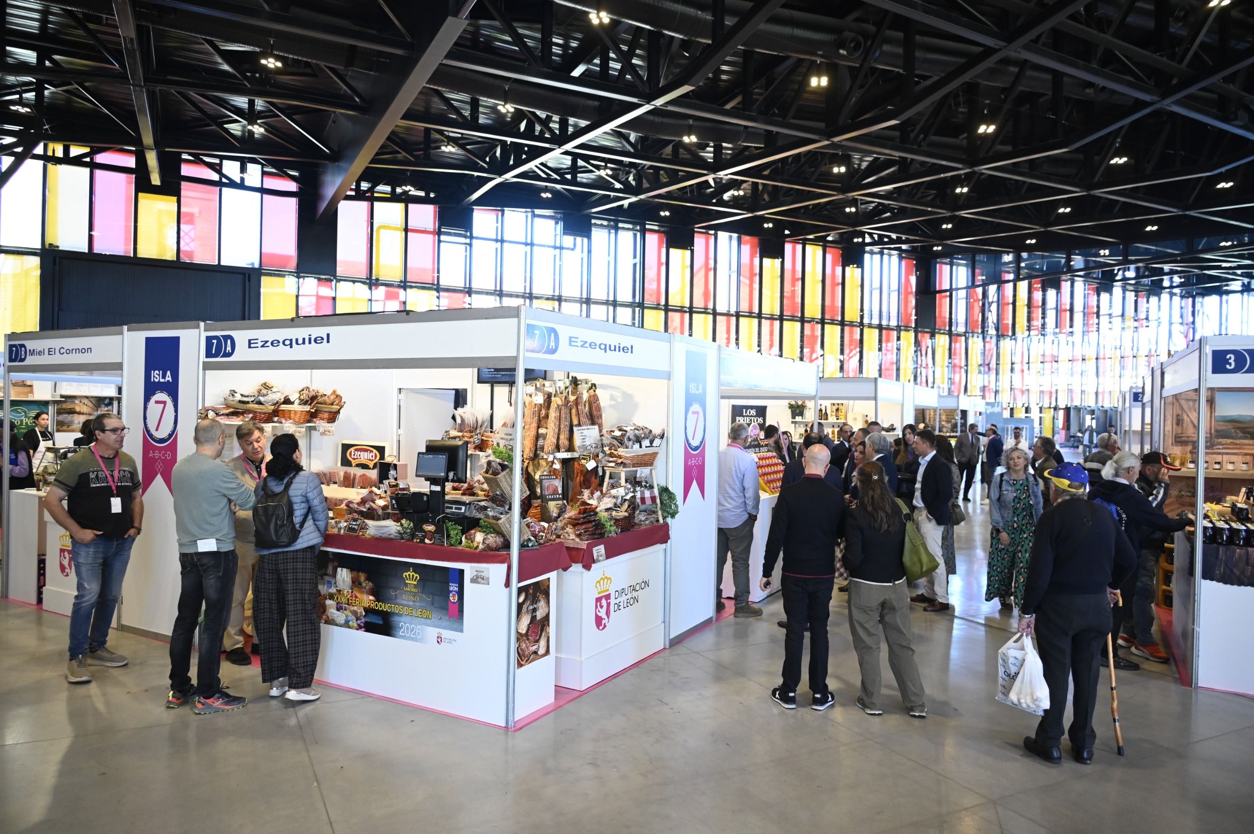 Hasta el 12 de octubre, abre sus puertas la Feria de los Productos de León, que alcanza su récord de participantes con 108 expositores. | SAÚL ARÉN